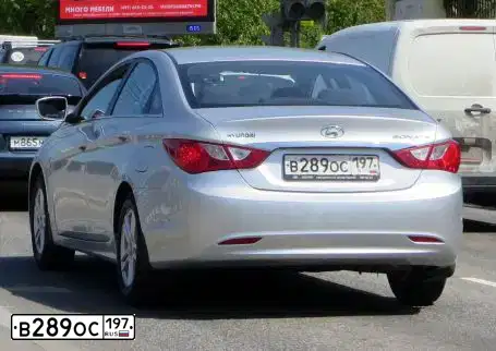 Фото автомобиля HYUNDAI SONATA, 2011 — госномер В880МК977. Цвет: Серебристый