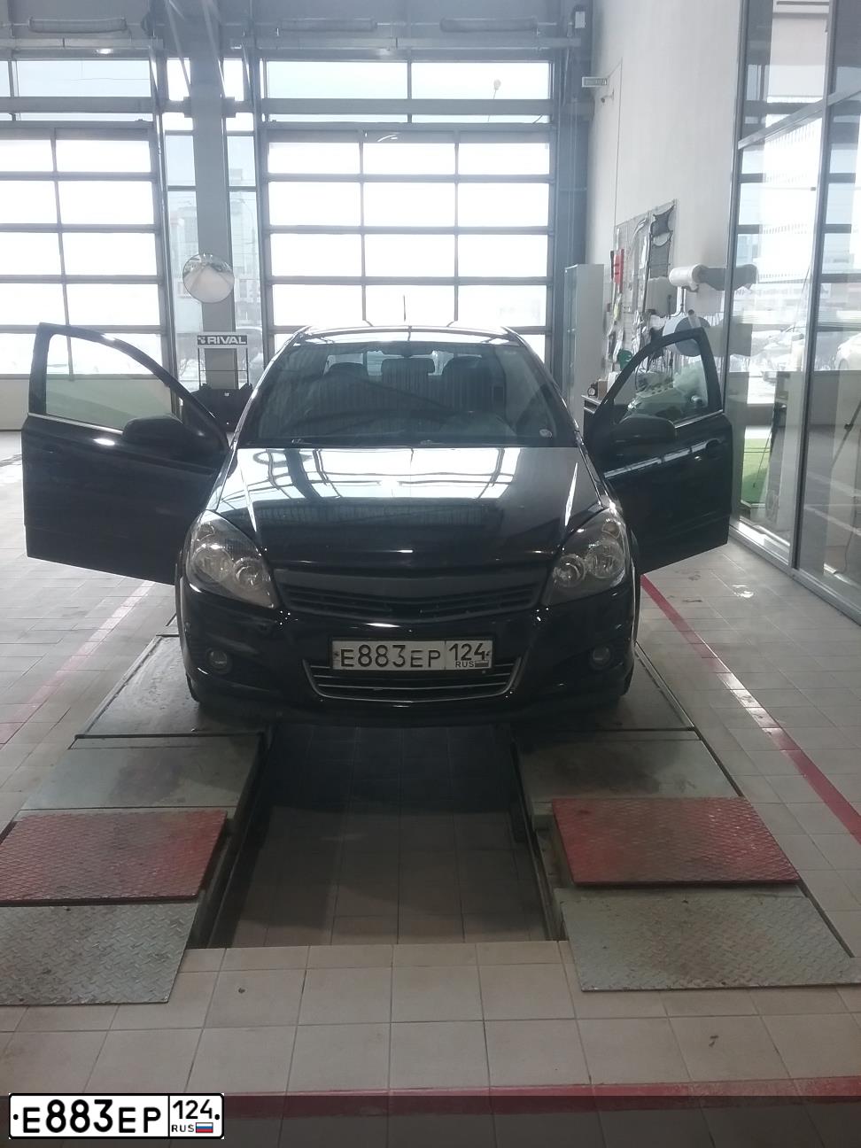 Фото автомобиля OPEL ASTRA, 2008 — госномер Е883ЕР124. Цвет: ЧЕРНЫЙ