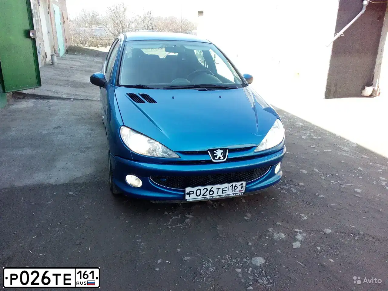 Фото автомобиля PEUGEOT 206, 2006 — госномер Р026ТЕ161. Цвет: ЯРКО-СИНИЙ