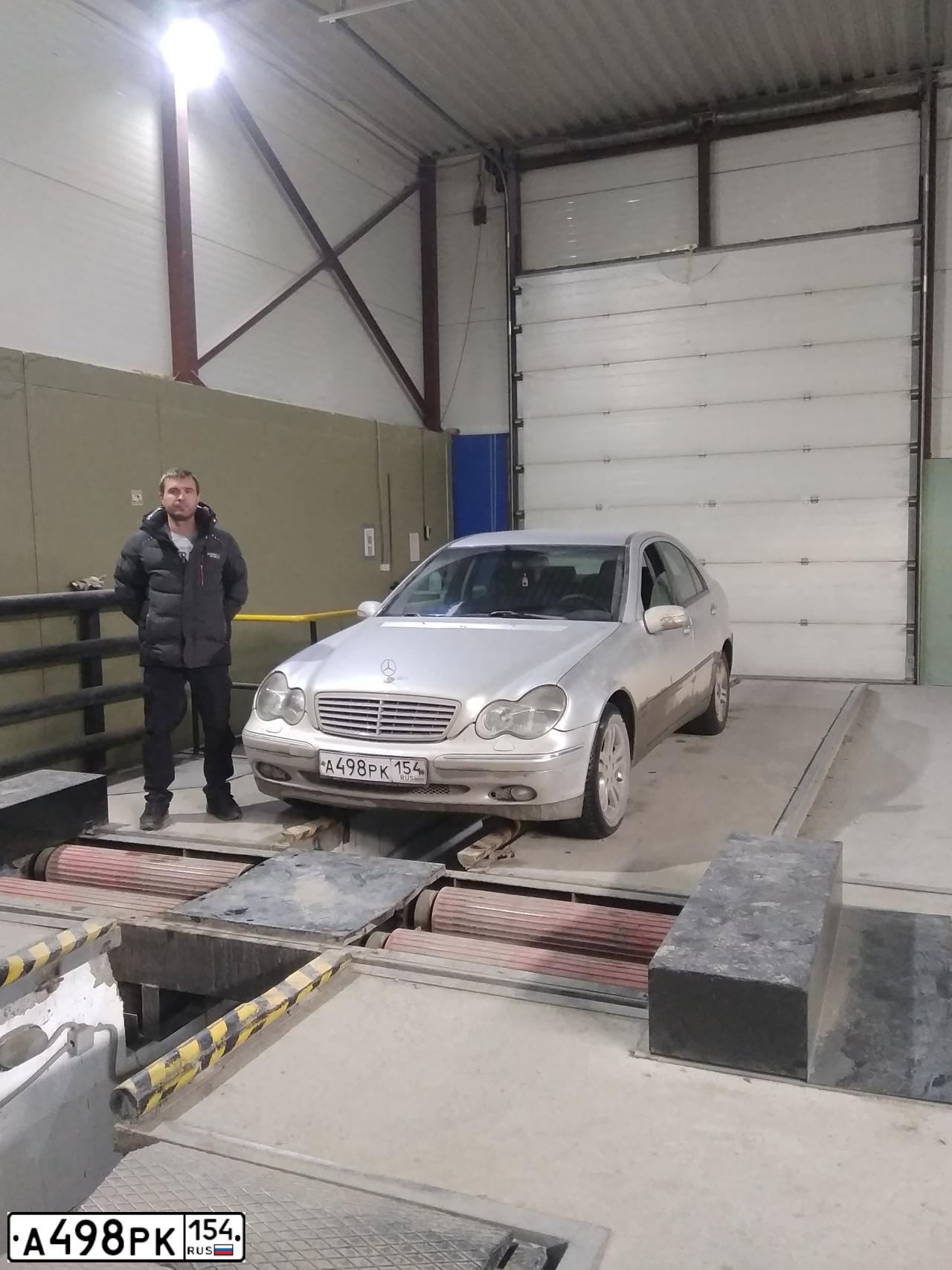 Фото автомобиля MERCEDES C-KLASSE, 2001 — госномер А498РК154. Цвет: БЕЛЫЙ СЕРЕБРИСТЫЙ