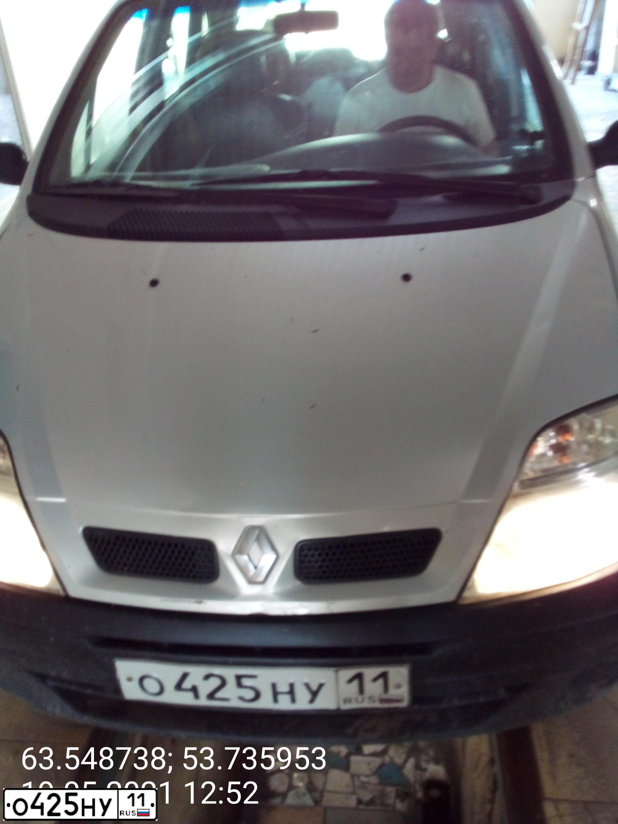 Фото автомобиля RENAULT MEGANE /GRAND/ SCENIC, 2001 — госномер О425НУ11. Цвет: СЕРЕБРИСТЫЙ