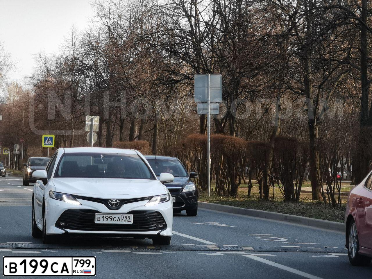 Фото автомобиля TOYOTA CAMRY, 2019 — госномер В199СА799. Цвет: БЕЛЫЙ