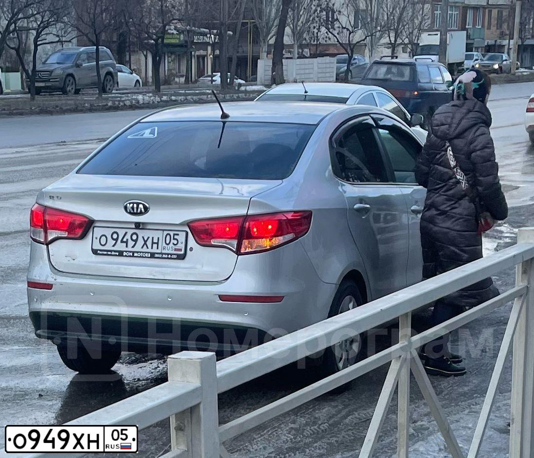 Фото автомобиля KIA RIO, 2015 — госномер Х140КР05. Цвет: СЕРЕБРИСТЫЙ