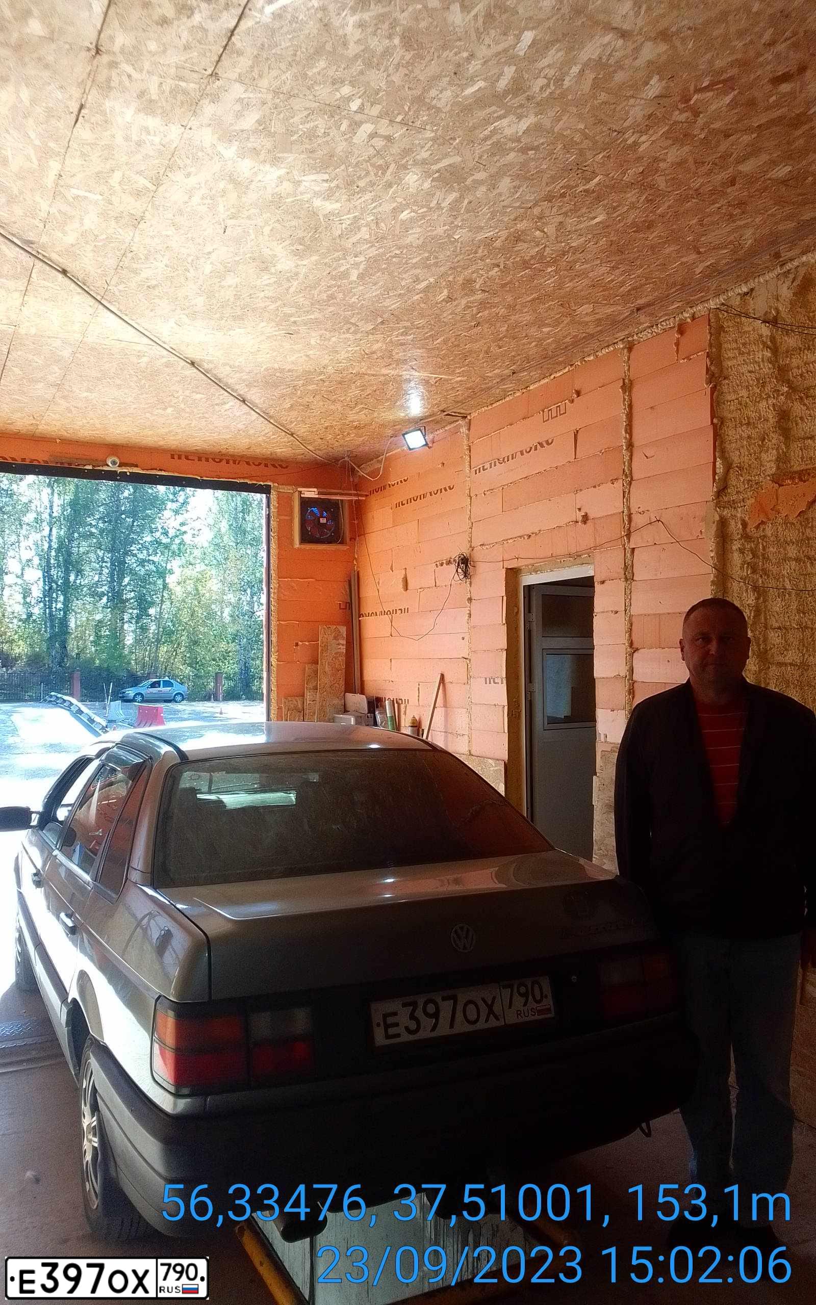 Фото автомобиля VOLKSWAGEN PASSAT, 1992 — госномер Е397ОХ790. Цвет: СЕРЫЙ