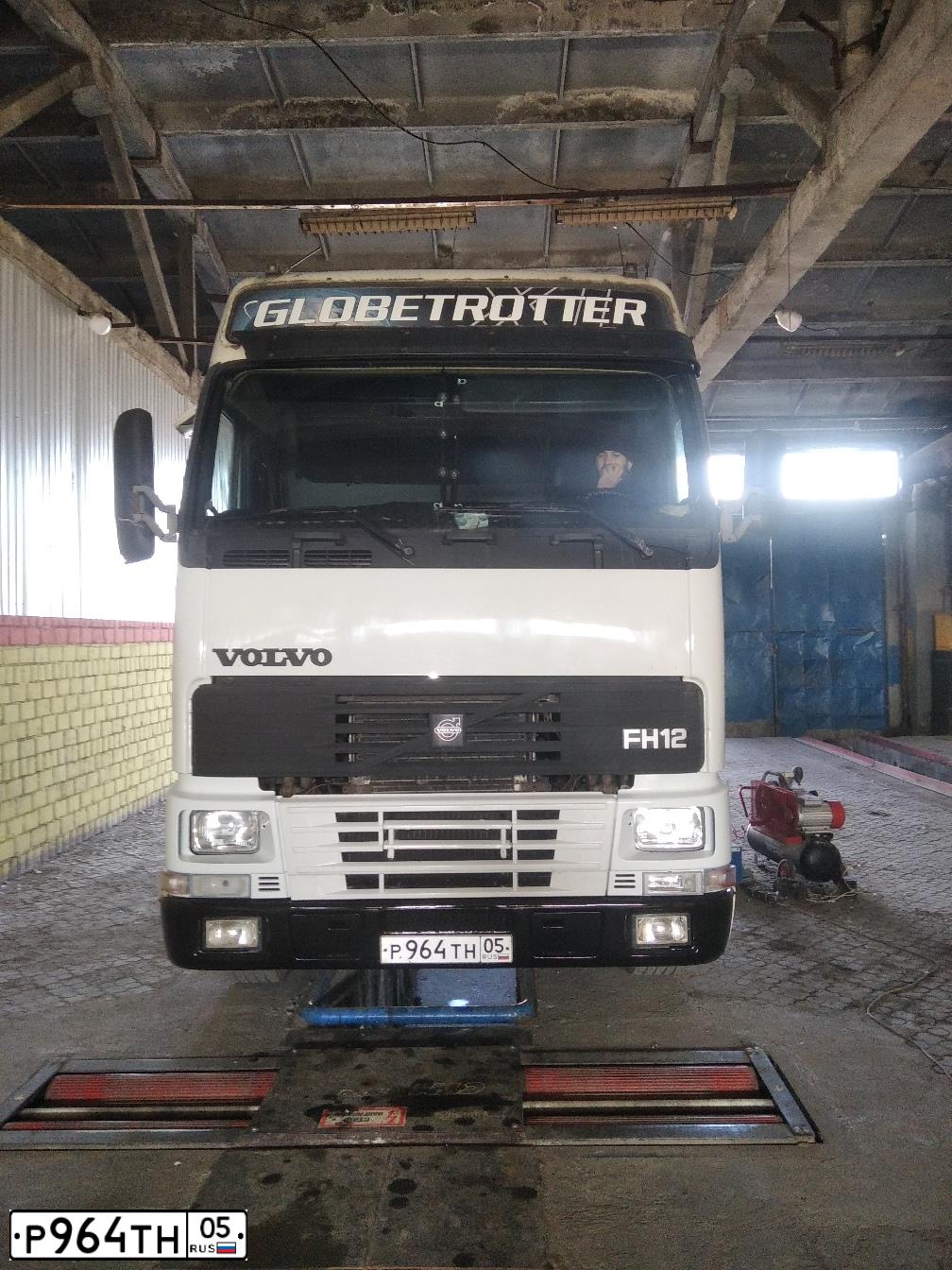 Фото автомобиля VOLVO FH12, 1997 — госномер У102СН05. Цвет: Белый