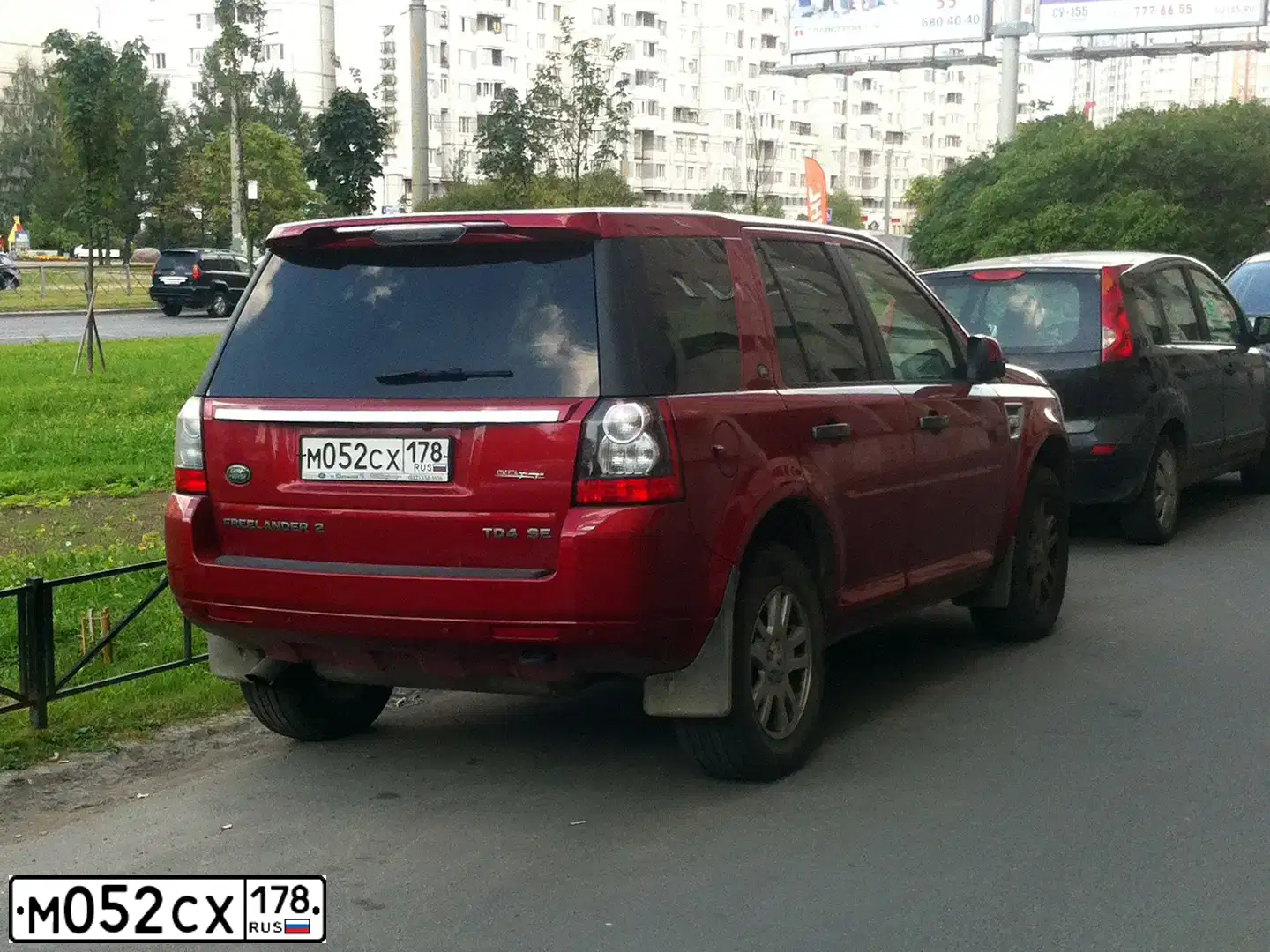 Фото автомобиля LANDROVER FREELANDER, 2012 — госномер М052СХ178. Цвет: КРАСНЫЙ