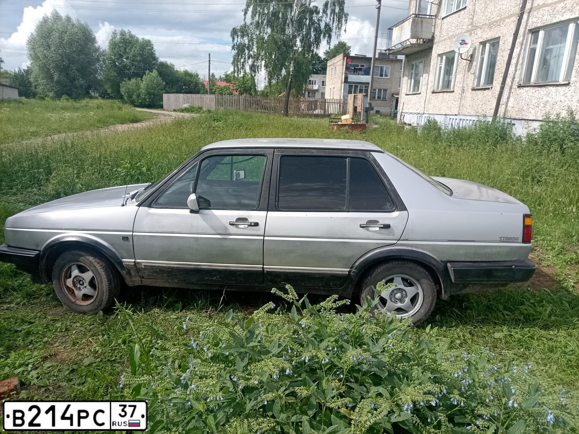 Фото автомобиля VOLKSWAGEN JETTA, 1985 — госномер В214РС37. Цвет: СВЕТЛО-СЕРЫЙ