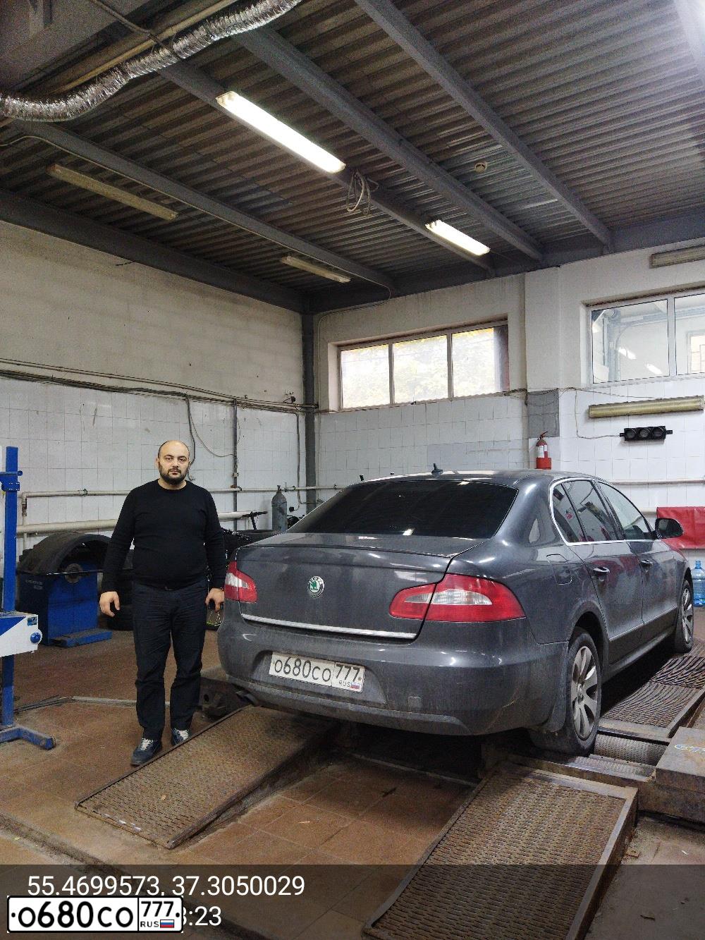 Фото автомобиля SKODA SUPERB, 2010 — госномер О680СО777. Цвет: Коричневый