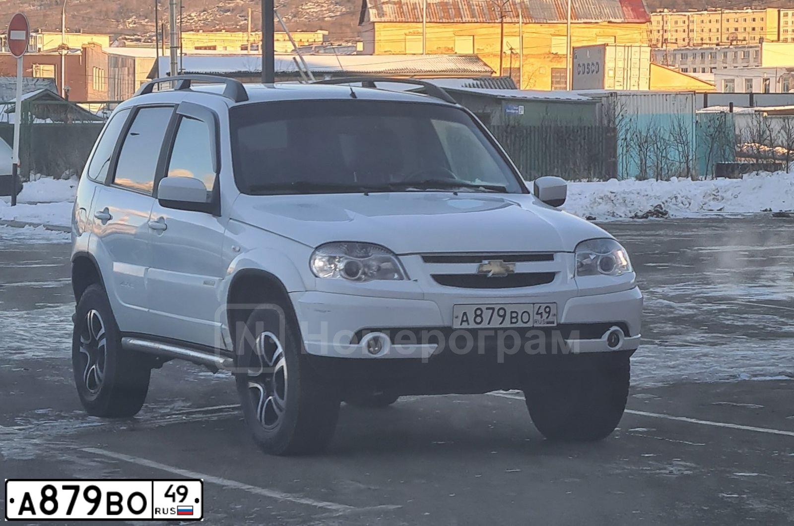 Фото автомобиля CHEVROLET NIVA, 2012 — госномер А879ВО49. Цвет: ЯРКО БЕЛЫЙ