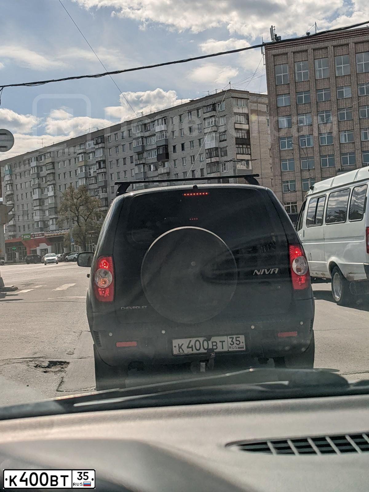 Фото автомобиля CHEVROLET NIVA, 2018 — госномер К400ВТ35. Цвет: Черно-Синий Металлиик