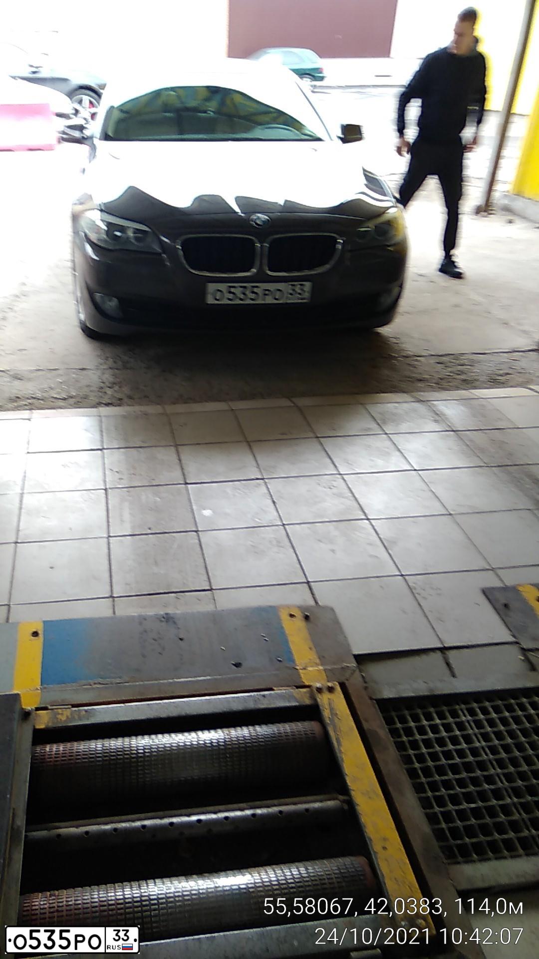 Фото автомобиля BMW 528I, 2011 — госномер Е728ХЕ790. Цвет: Коричневый