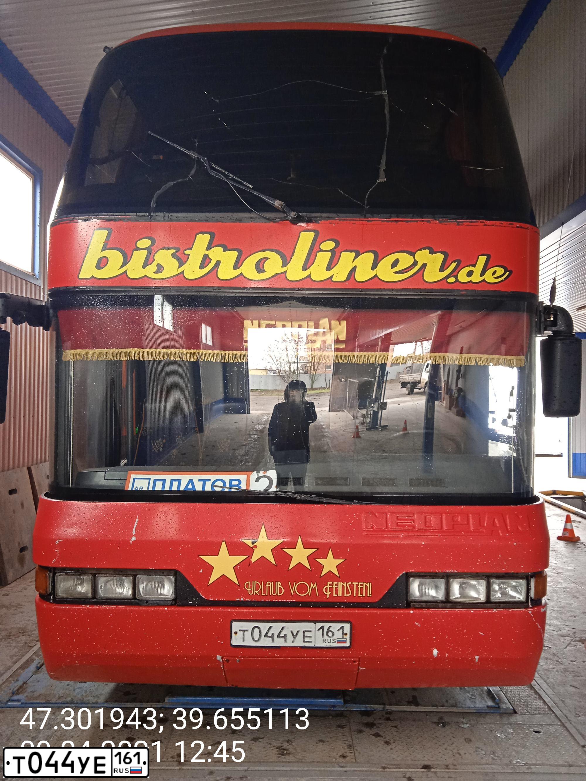 Фото автомобиля NEOPLAN SKYLINER, 1990 — госномер Т044УЕ161. Цвет: КРАСНЫЙ