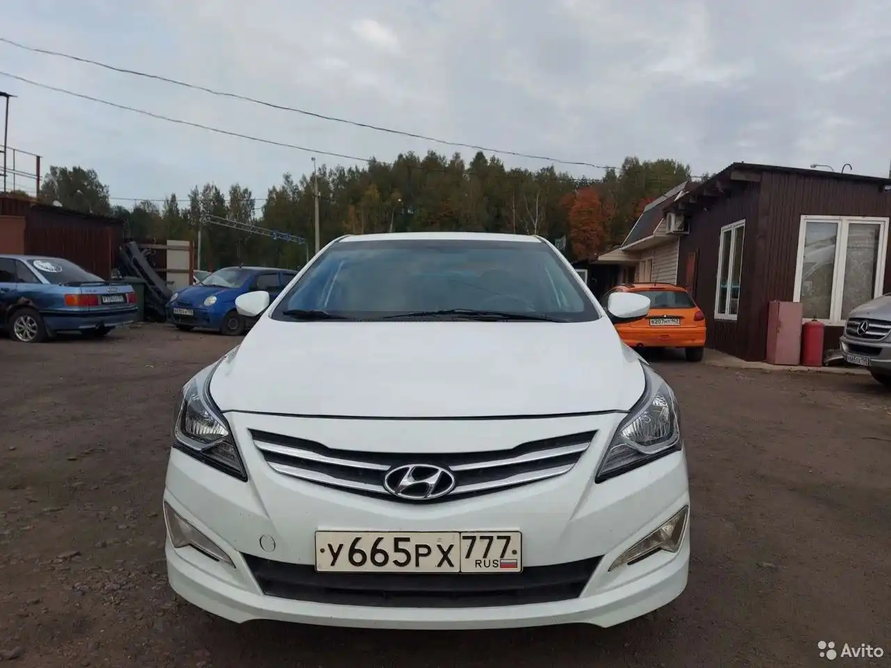 Фото автомобиля HYUNDAI SOLARIS, 2015 — госномер М987ВХ126. Цвет: БЕЛЫЙ ЖЕЛТЫЙ СЕРЫЙ