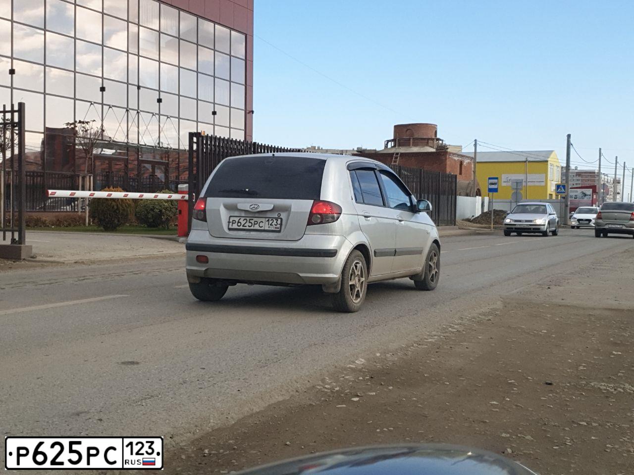 Фото автомобиля HYUNDAI GETZ, 2004 — госномер Р625РС123. Цвет: серебристый