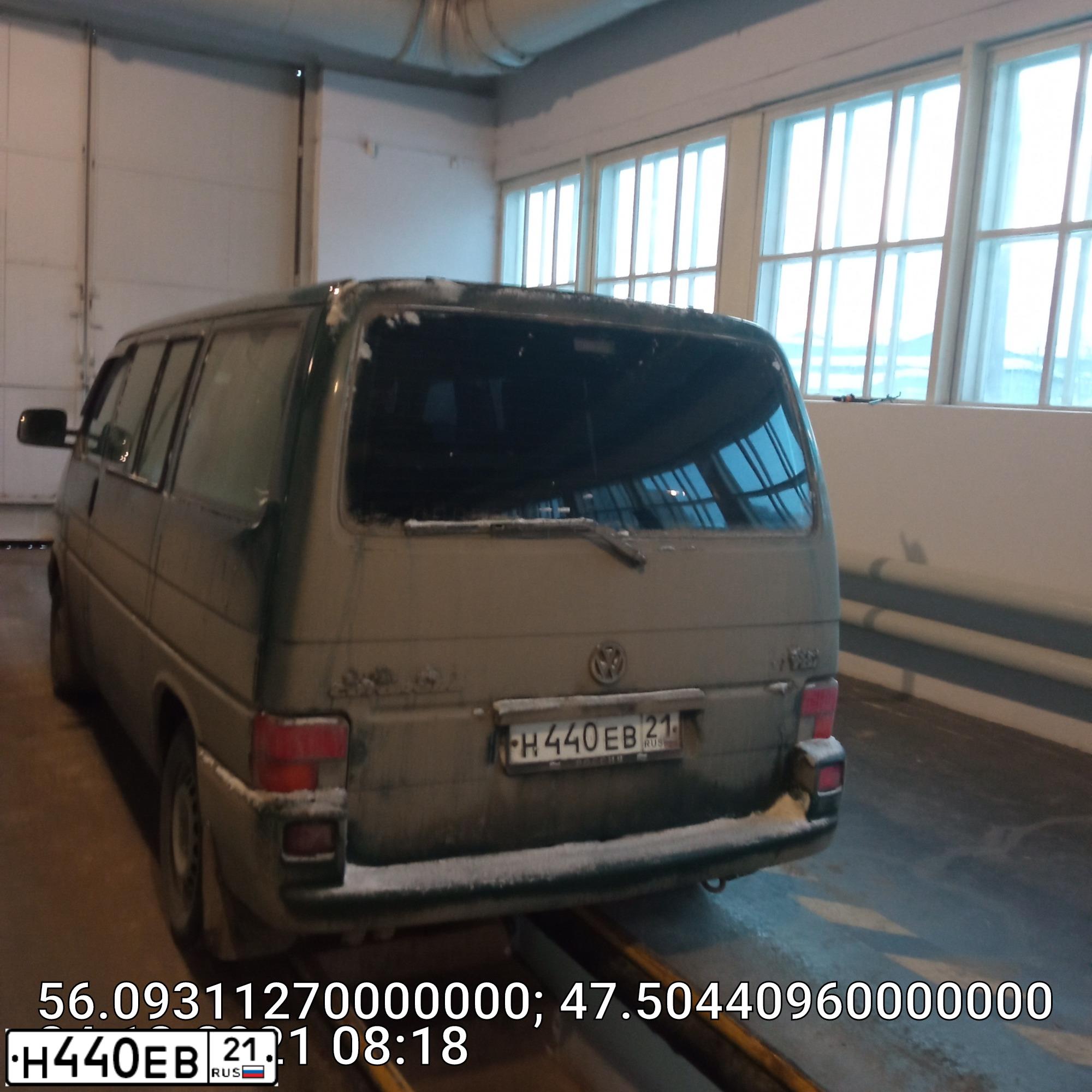 Фото автомобиля VOLKSWAGEN CARAVELLE, 2000 — госномер Н440ЕВ21. Цвет: ЗЕЛЕНЫЙ