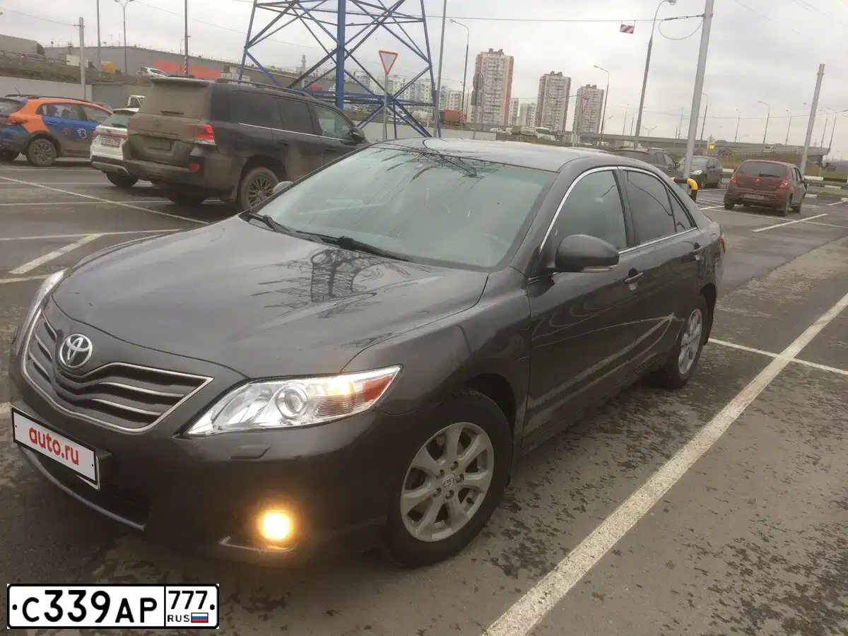 Фото автомобиля TOYOTA CAMRY, 2010 — госномер С933ХР750. Цвет: СЕРЫЙ