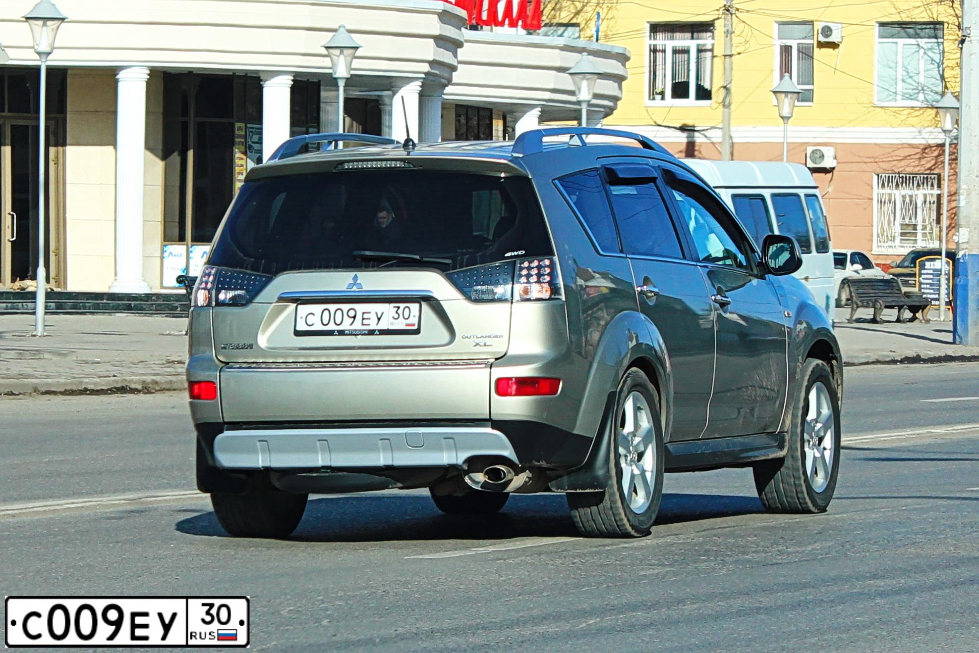 Фото автомобиля MITSUBISHI OUTLANDER, 2008 — госномер Р173МР30. Цвет: БЕЖЕВЫЙ