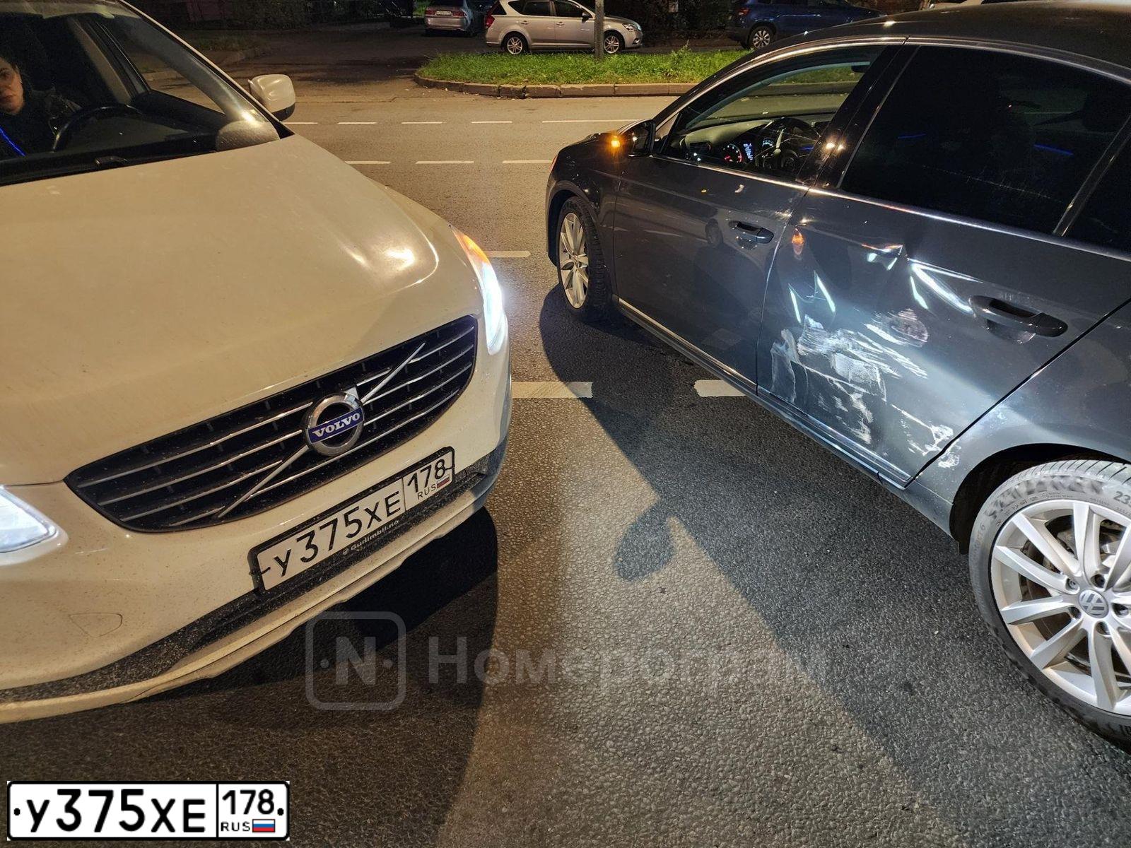Фото автомобиля VOLVO XC60, 2017 — госномер У375ХЕ178. Цвет: Белый