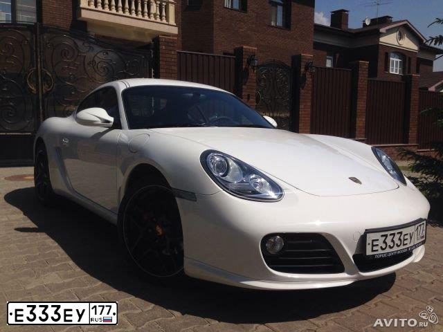 Фото автомобиля PORSCHE CAYMAN, 2011 — госномер В393МХ177. Цвет: БЕЛЫЙ