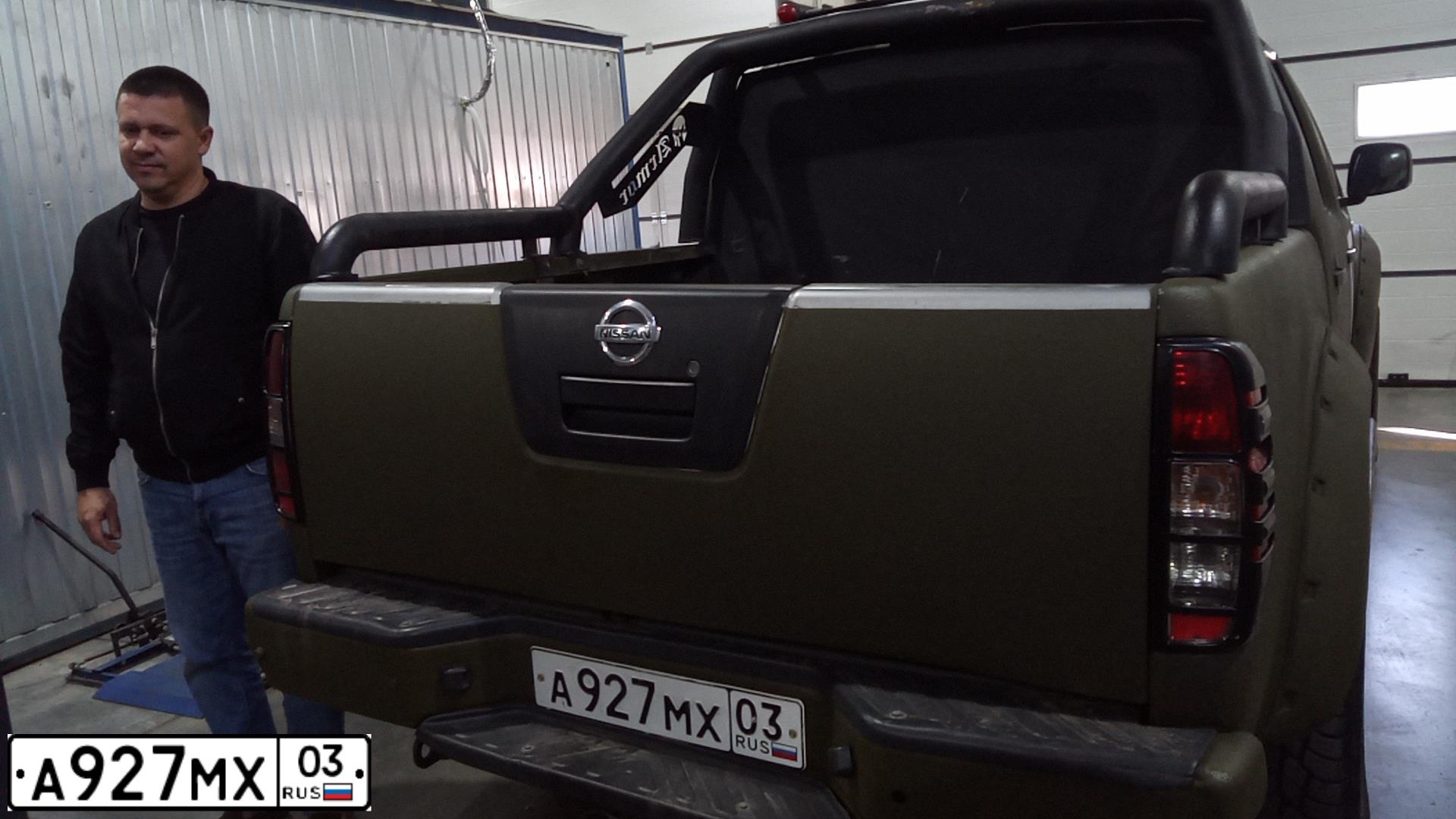 Фото автомобиля NISSAN NAVARA, 2007 — госномер Е190КР15. Цвет: Черный раптор