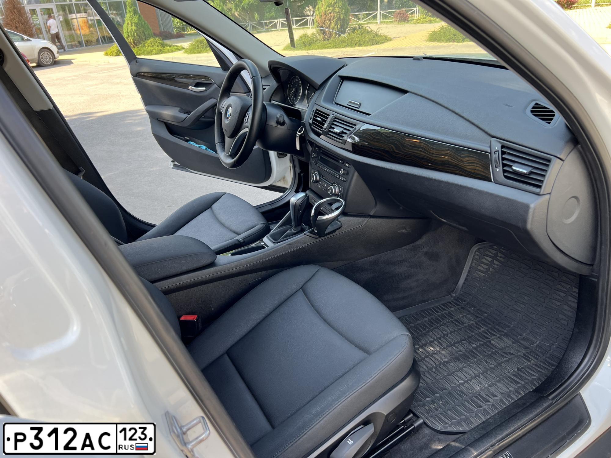 Фото автомобиля BMW X1, 2011 — госномер В687ОС193. Цвет: БЕЛЫЙ МЕТАЛЛИК