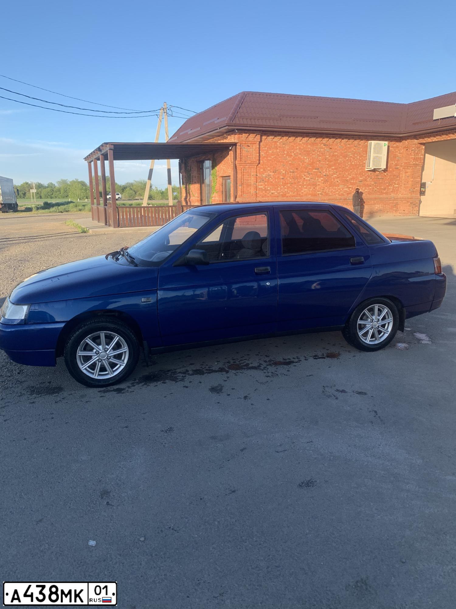 Фото автомобиля LADA 2110 LADA, 2000 — госномер Е623ЕМ01. Цвет: СЕРЕБРИСТО-ЯРКО-СИНИЙ