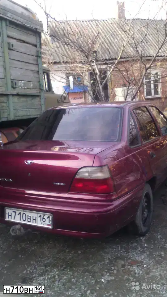 Фото автомобиля DAEWOO NEXIA, 2000 — госномер Н710ВН161. Цвет: Красный