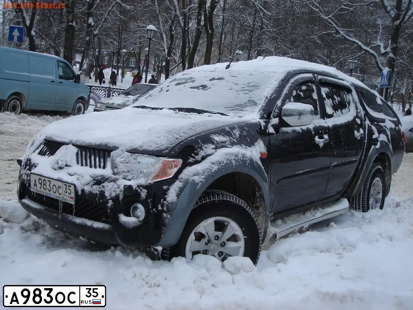 Фото автомобиля MITSUBISHI L 200, 2008 — госномер А020НН51. Цвет: ЧЕРНЫЙ