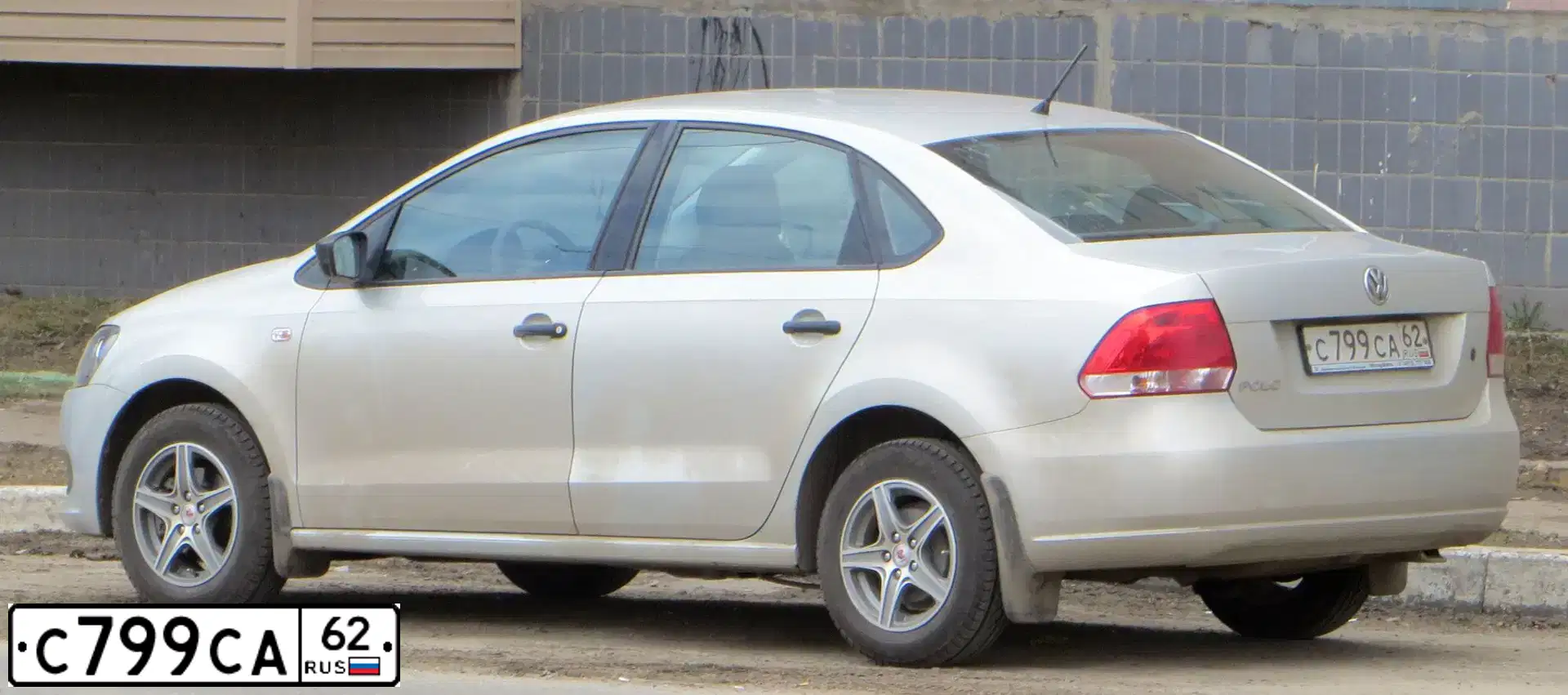 Фото автомобиля VOLKSWAGEN POLO, 2014 — госномер С799СА62. Цвет: Серебристо-Желтый
