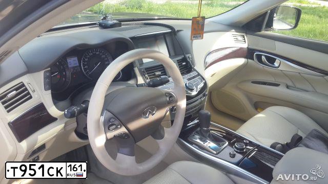 Фото автомобиля INFINITI M, 2011 — госномер В100ЕК161. Цвет: ЧЕРНЫЙ