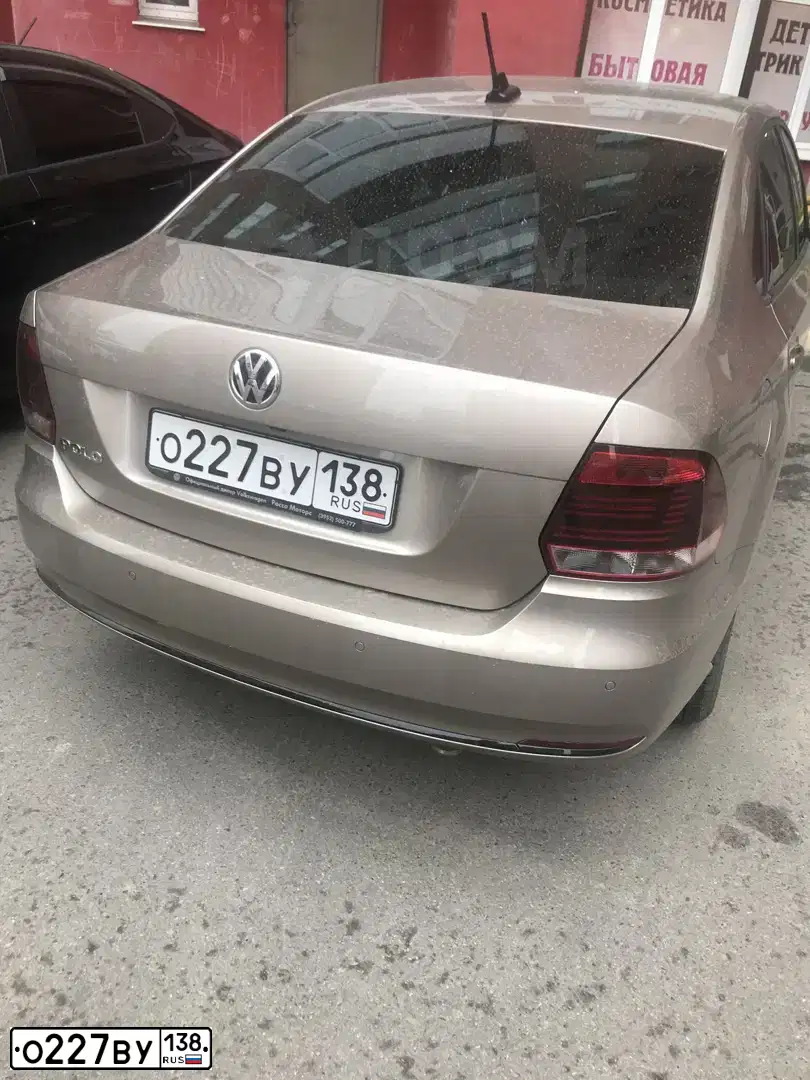 Фото автомобиля VOLKSWAGEN POLO, 2019 — госномер О227ВУ138. Цвет: БЕЖЕВЫЙ