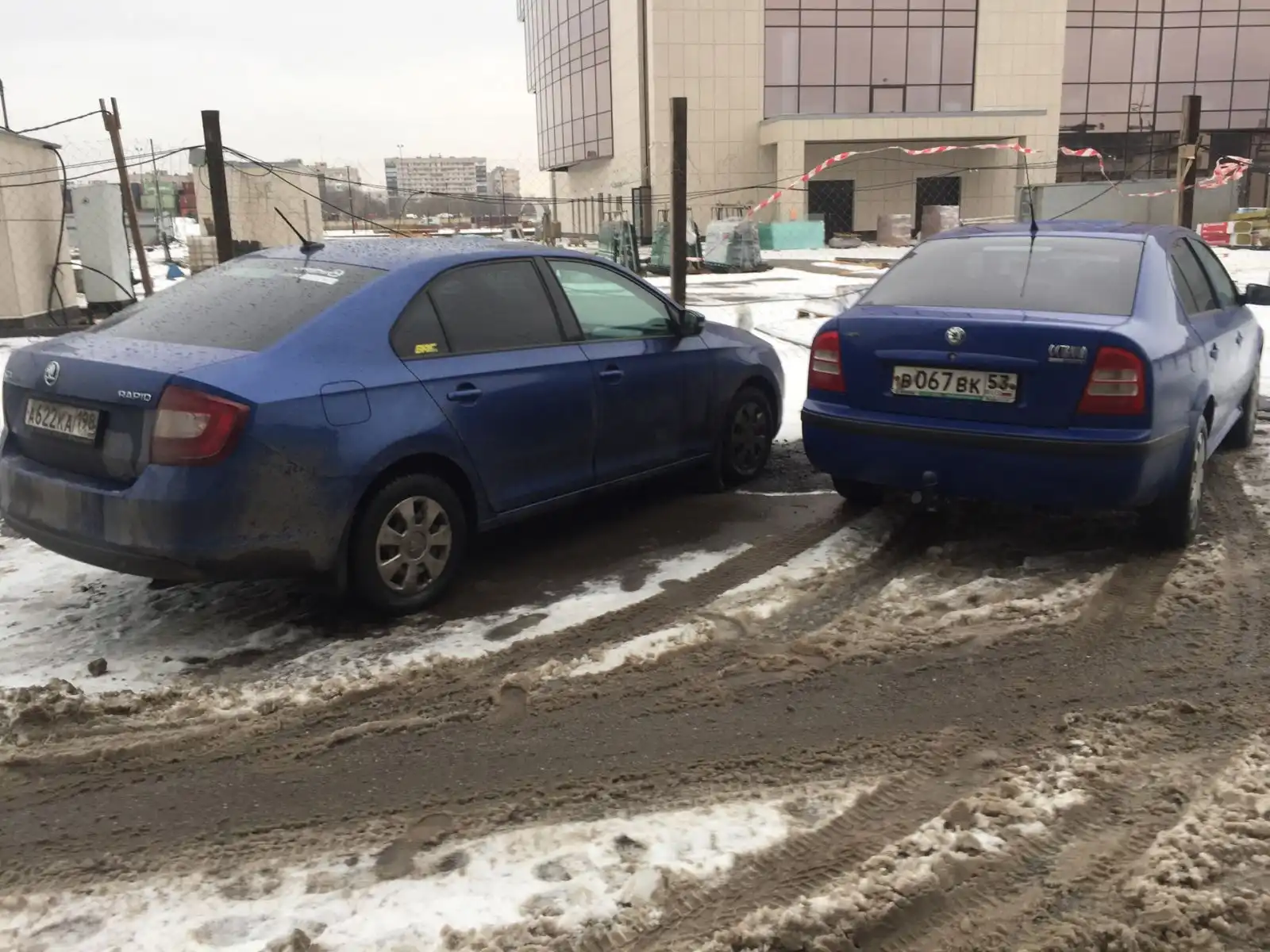 Фото автомобиля SKODA RAPID, 2018 — госномер А622КА198. Цвет: ЯРКО-СИНИЙ