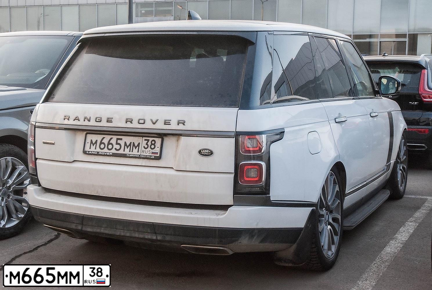 Фото автомобиля LANDROVER RANGE ROVER, 2019 — госномер М665ММ38. Цвет: Белый