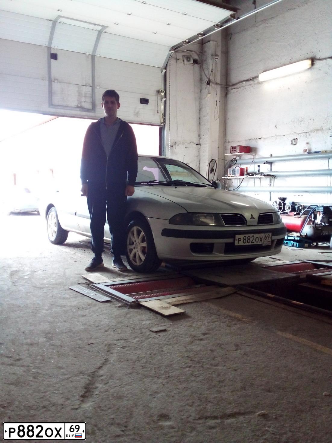 Фото автомобиля MITSUBISHI CARISMA, 2000 — госномер Р882ОХ69. Цвет: Серебристый