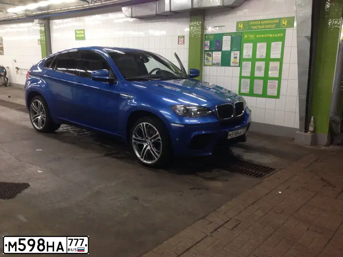 Фото автомобиля BMW X6M, 2011 — госномер У111РК199. Цвет: синий