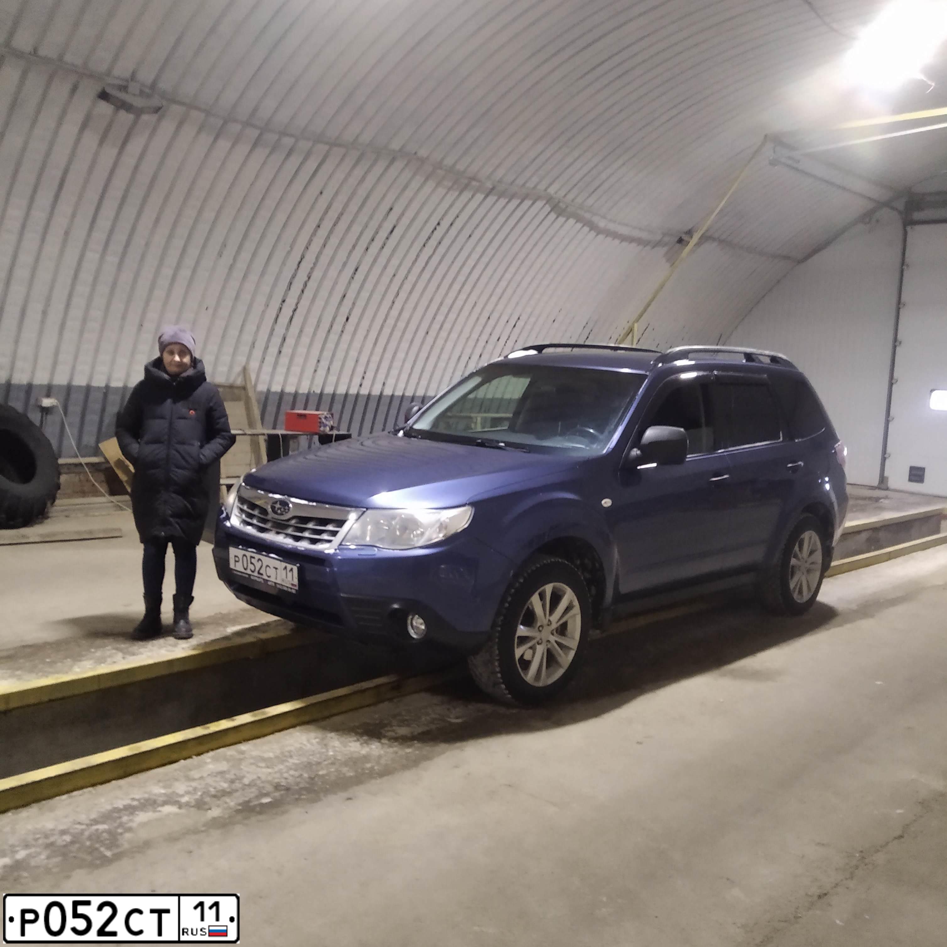 Фото автомобиля SUBARU FORESTER, 2012 — госномер Е242ХО18. Цвет: синий
