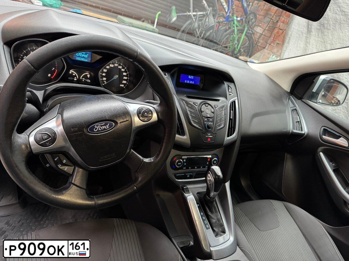 Фото автомобиля FORD FOCUS, 2012 — госномер Р909ОК161. Цвет: Серебристый