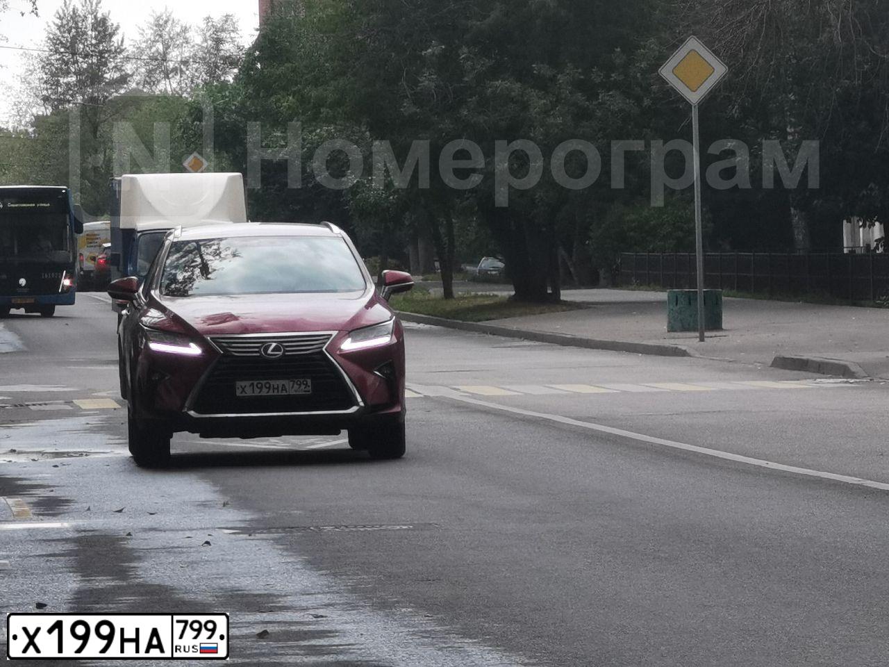 Фото автомобиля LEXUS RX, 2017 — госномер Х199НА799. Цвет: КРАСНЫЙ