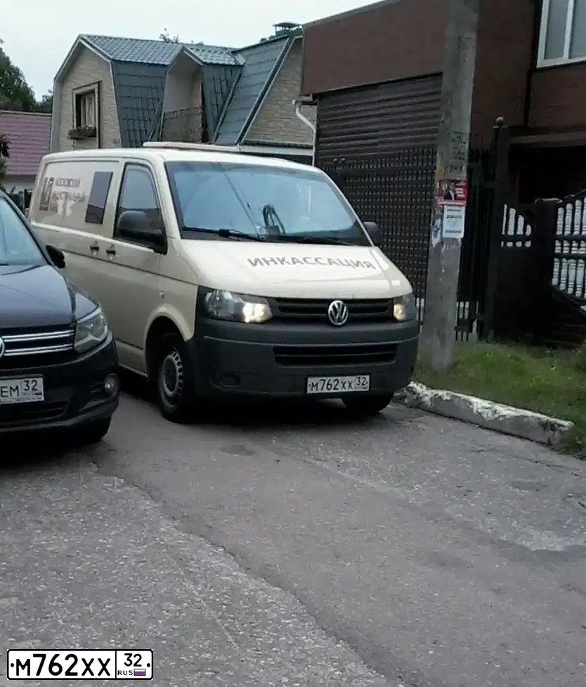 Фото автомобиля VOLKSWAGEN TRANSPORTER, 2013 — госномер О467ЕС29. Цвет: БЕЖЕВЫЙ