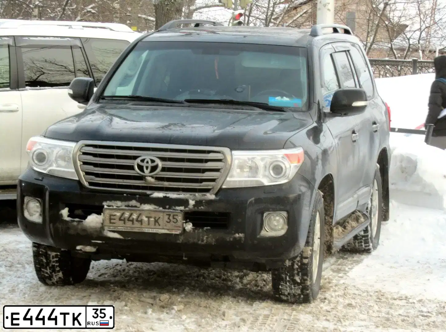 Фото автомобиля TOYOTA LANDCRUISER 200, 2013 — госномер Е444ТК35. Цвет: ЧЕРНЫЙ