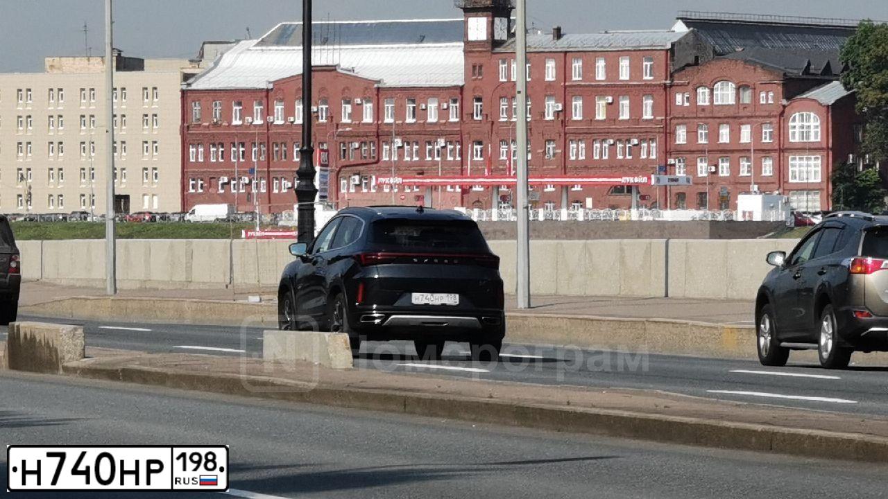 Фото автомобиля EXEED (CHERYEXEED, XINGTU) LX, 2022 — госномер Т403НВ198. Цвет: СЕРЫЙ