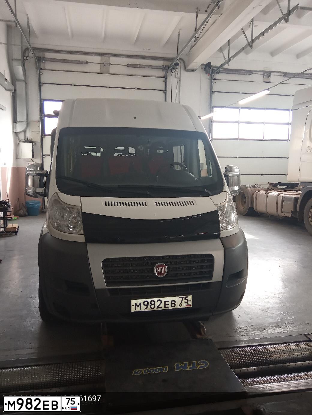Фото автомобиля FIAT DUCATO, 2014 — госномер М982ЕВ75. Цвет: Белый