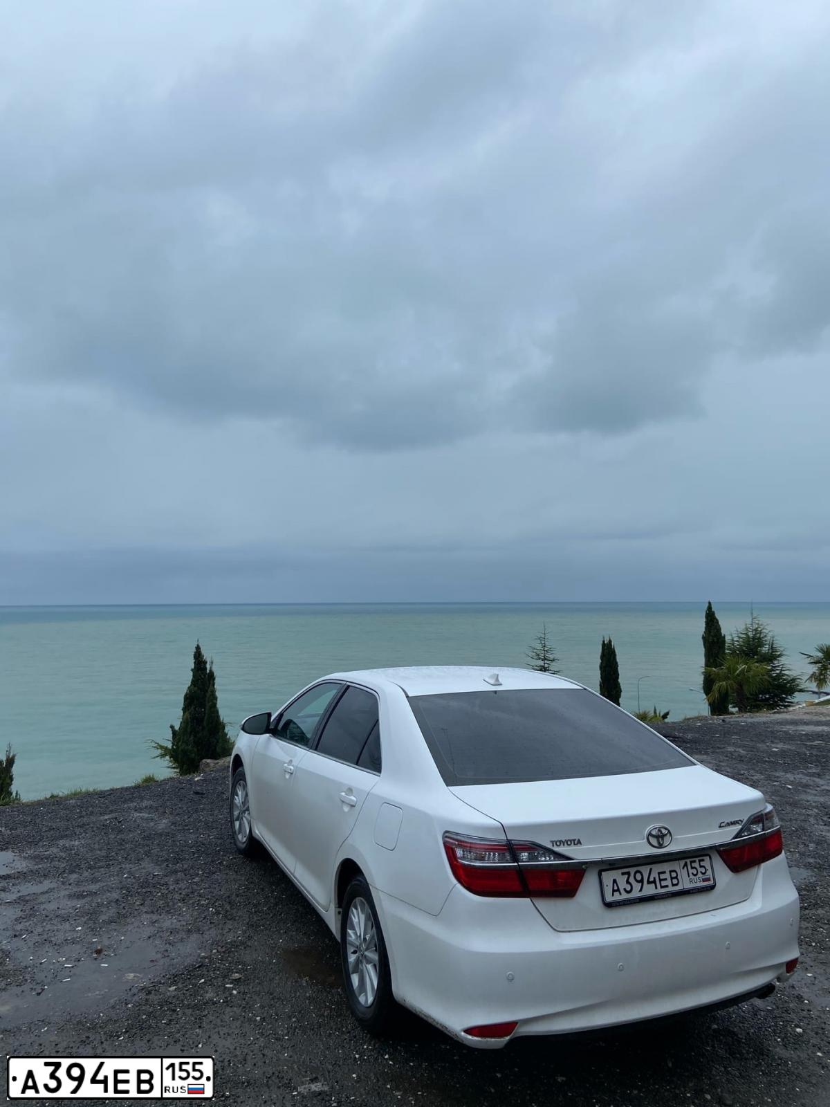 Фото автомобиля TOYOTA CAMRY, 2017 — госномер А394ЕВ155. Цвет: Белый