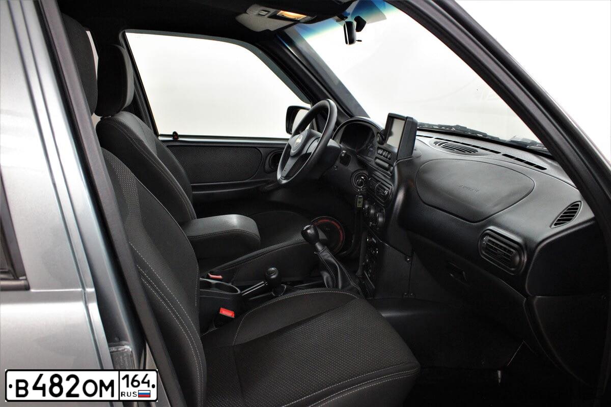 Фото автомобиля CHEVROLET NIVA, 2019 — госномер В482ОМ164. Цвет: ЧЕРНО-СЕРЫЙ МЕТАЛЛИК
