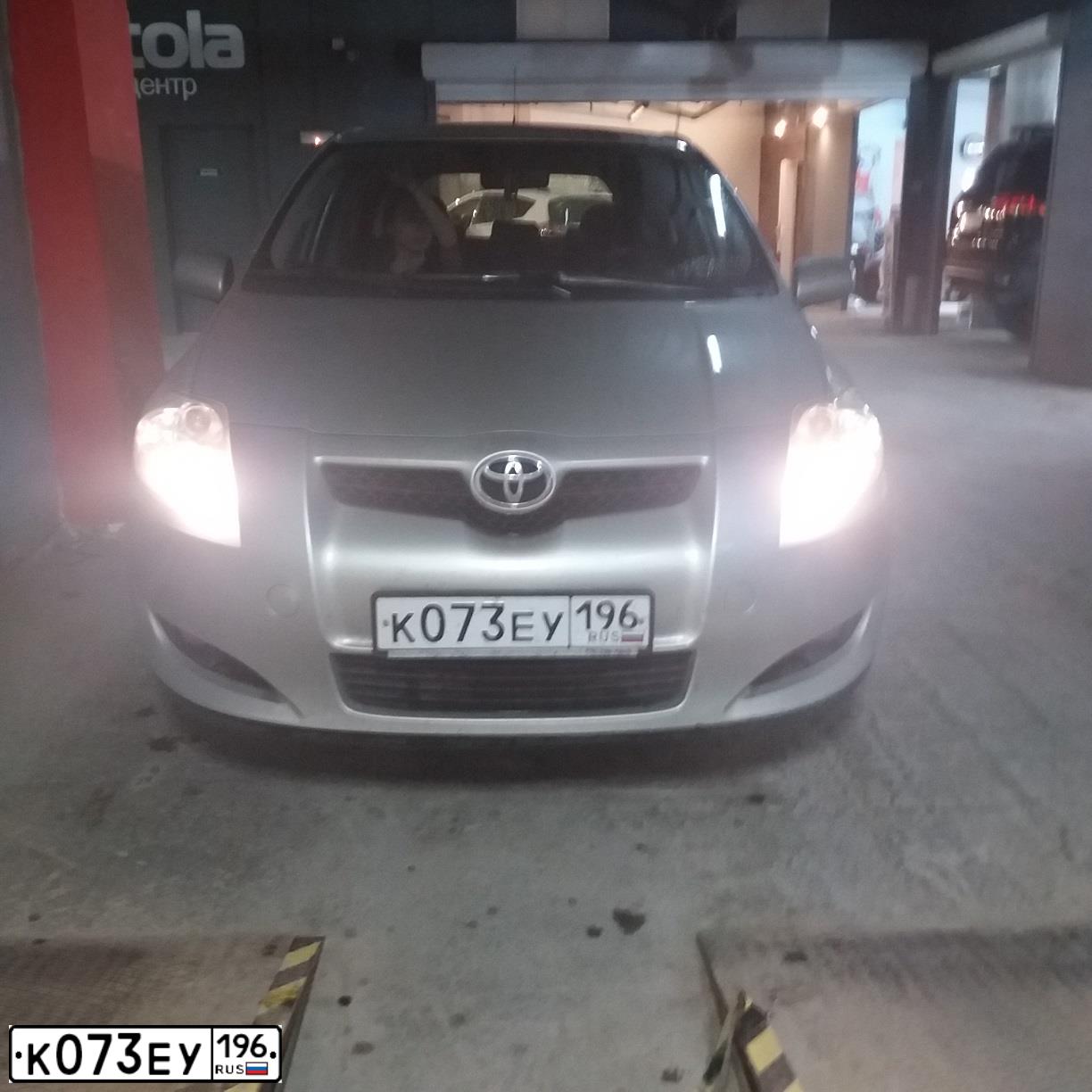 Фото автомобиля TOYOTA AURIS, 2008 — госномер Т800ЕР174. Цвет: СЕРЕБРИСТЫЙ