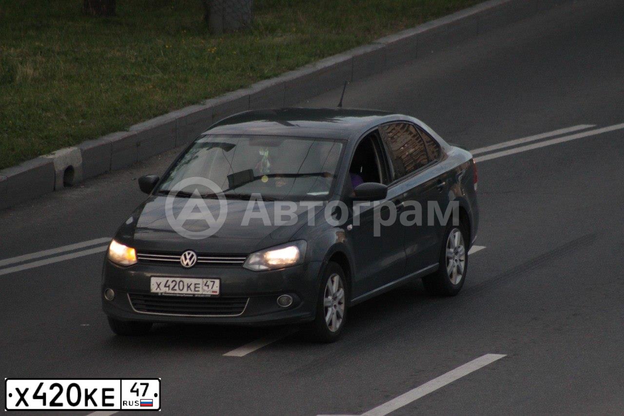 Фото автомобиля VOLKSWAGEN POLO, 2013 — госномер Х420КЕ47. Цвет: СЕРЫЙ