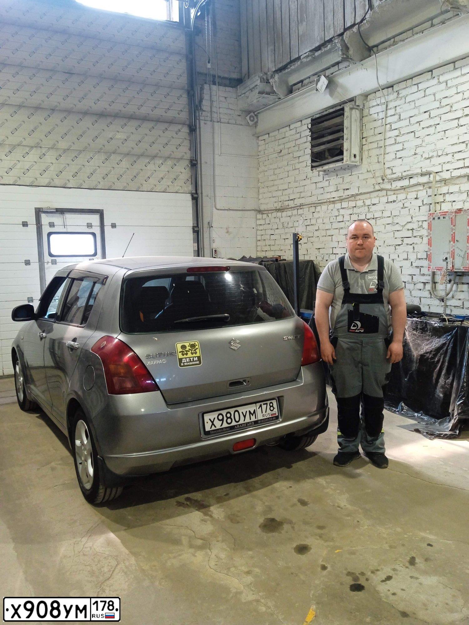 Фото автомобиля SUZUKI SWIFT, 2007 — госномер Е635НР51. Цвет: СЕРЫЙ