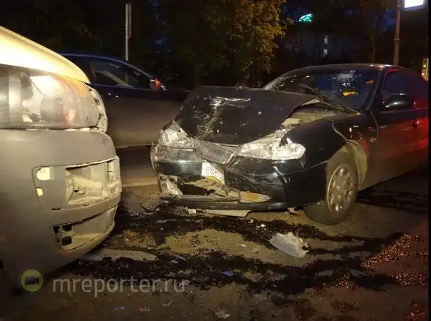Фото автомобиля LADA 2111, 2002 — госномер У213УУ77. Цвет: ЖЕЛТО-ЗЕЛЕНЫЙ