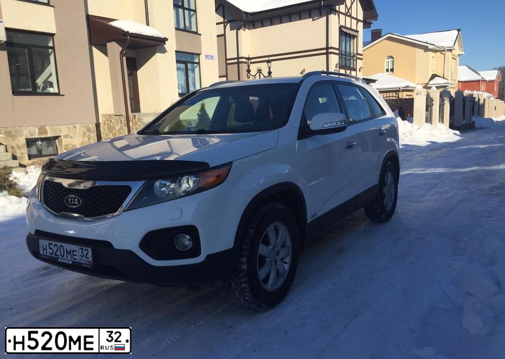 Фото автомобиля KIA SORENTO, 2010 — госномер К828ХУ32. Цвет: Белый