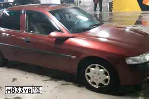 Фото автомобиля OPEL VECTRA, 1998 — госномер О290ТТ29. Цвет: Красный